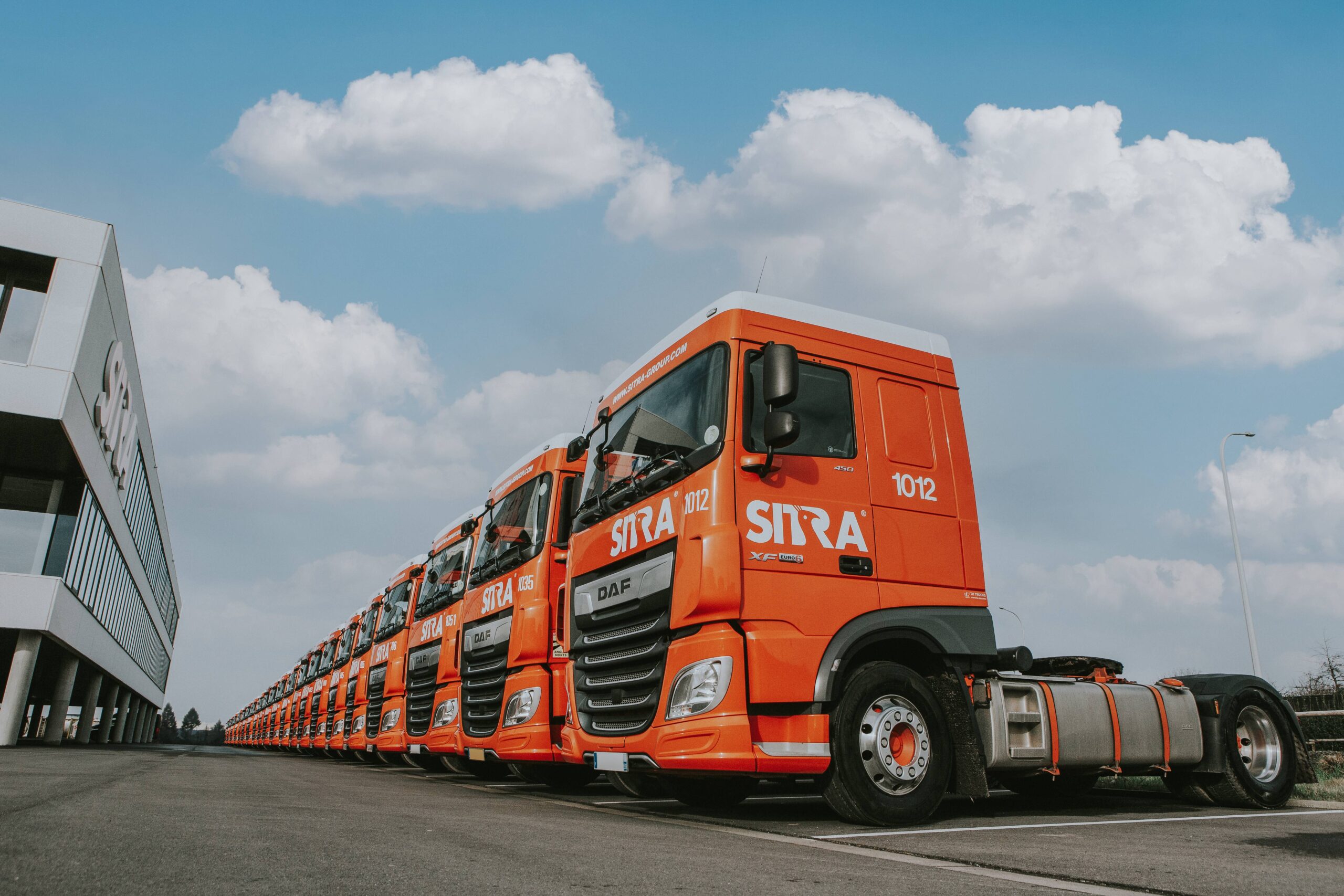 SITRA Group onderstreept haar jarenlange partnership met DAF en concessiehouder TH Trucks met opnieuw een belangrijke bestelling van DAF XF Space Cab trekkers.