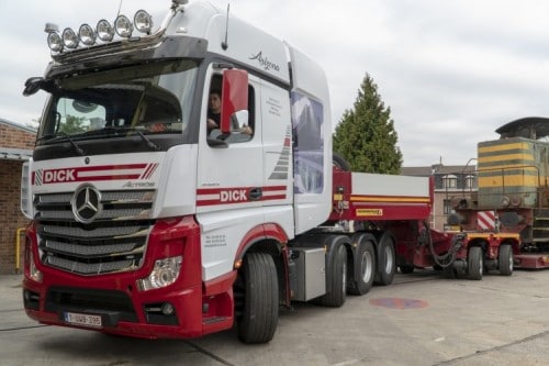 Truck Center Sint-Pieters-Leeuw levert eerste Actros 8×4 SLT met Gigaspace cabine aan transportfirma Dick Frères uit Tubize