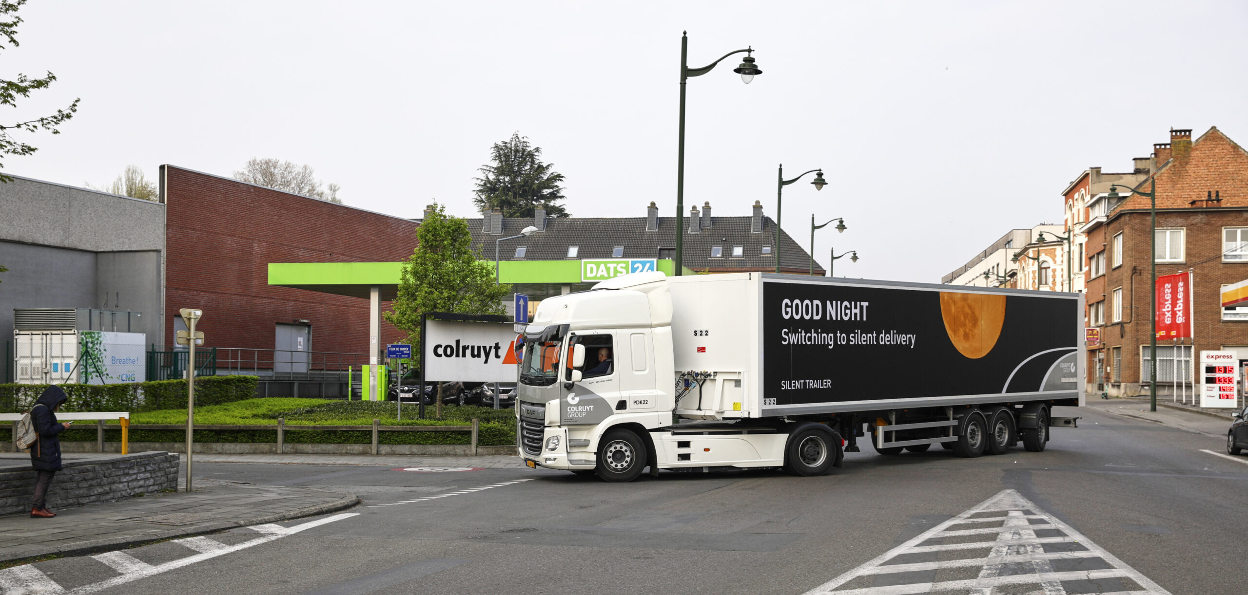 Colruyt Group test als eerste retailer een stille levering met elektrische 44 ton-vrachtwagen in Brussel