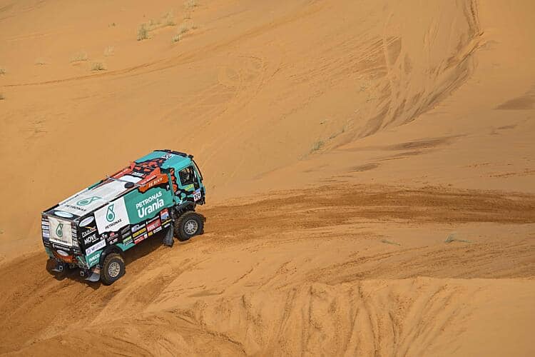 L’équipe PETRONAS De Rooy IVECO place deux camions dans le Top 10 de la première moitié du rallye Dakar 2022