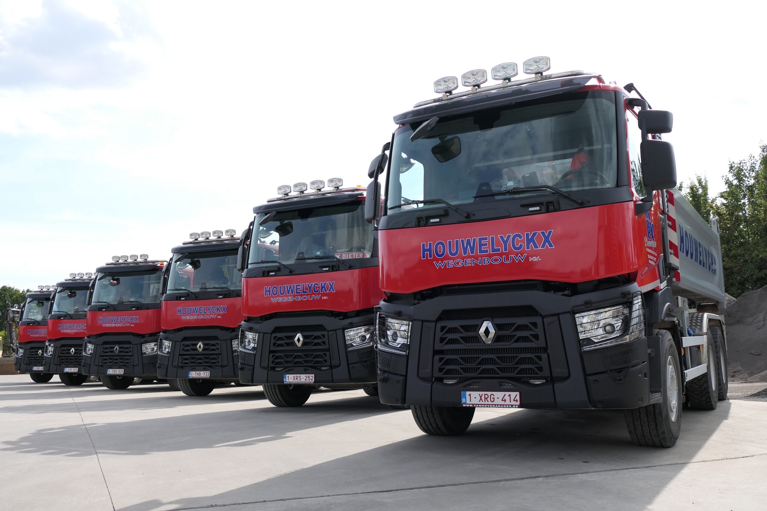 HOUWELYCKX WEGENBOUW (CONSTRUCTION DE ROUTE) SIGNIFIE DESIGN ET TECHNOLOGIE ET A CHOISSIS POUR RENAULT TRUCKS