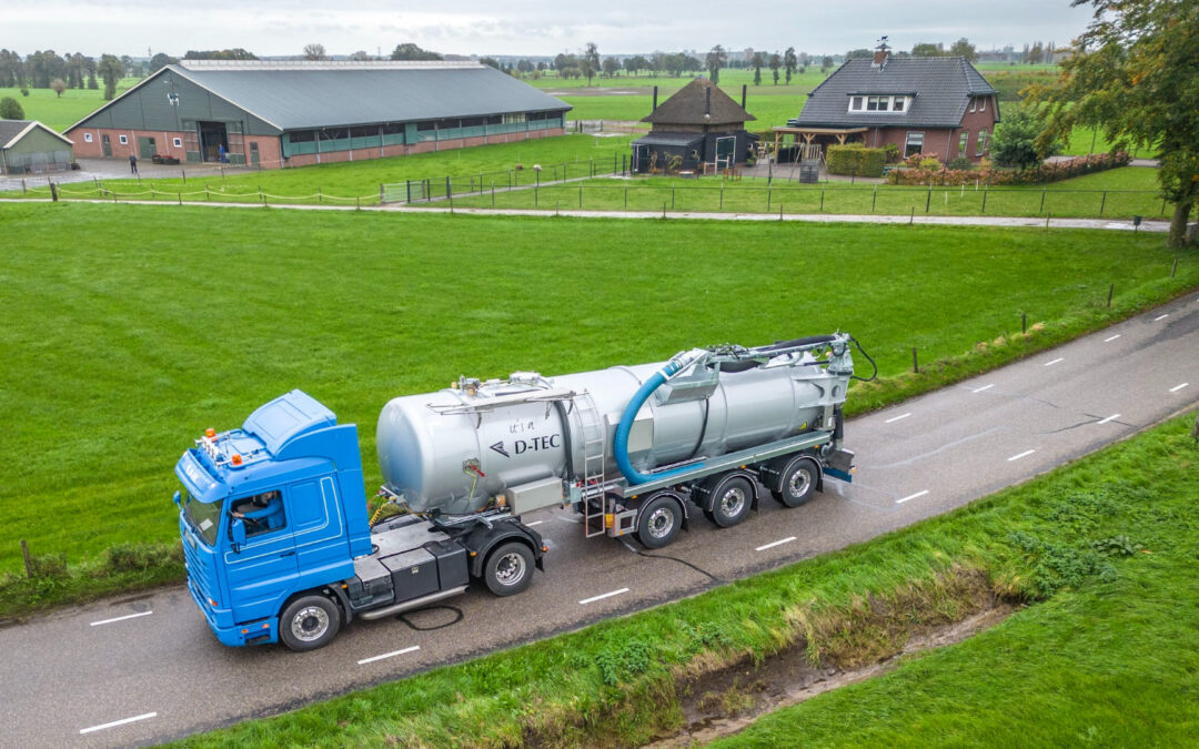 Nieuwe D-TEC tanktrailer te laden en lossen vanuit de truck