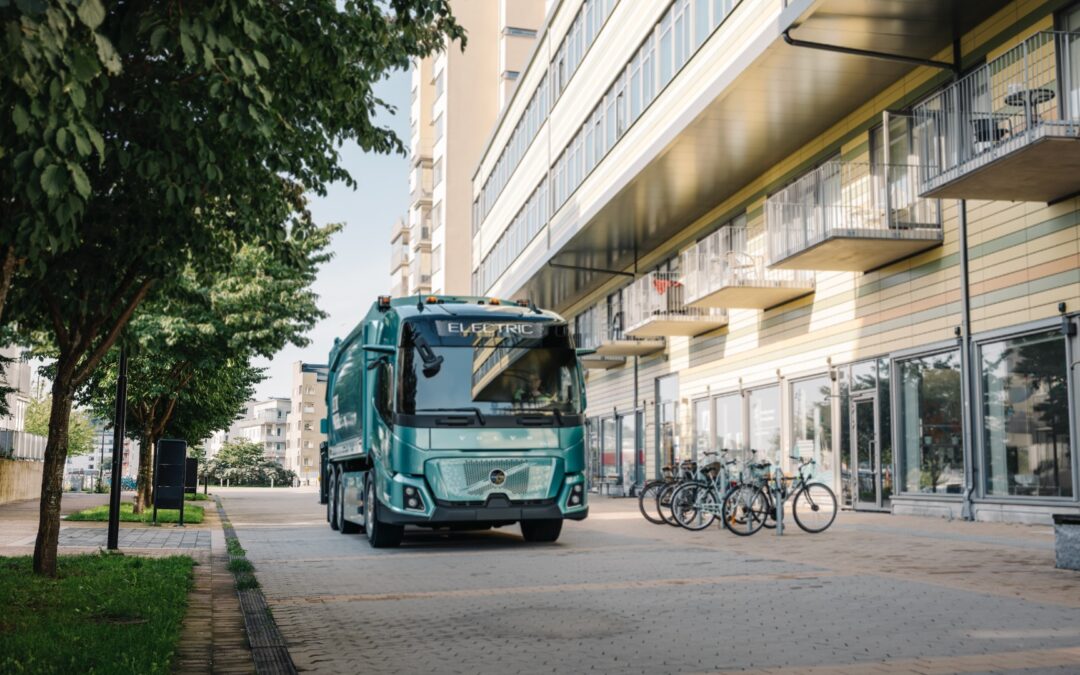 Volvo lanceert de FM Low Entry, zijn allereerste uitsluitend elektrische truck, geoptimaliseerd voor schoner en veiliger transport in de stad