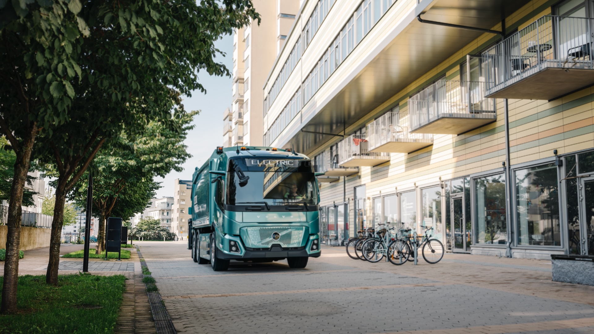 Volvo lanceert de FM Low Entry, zijn allereerste uitsluitend elektrische truck, geoptimaliseerd voor schoner en veiliger transport in de stad