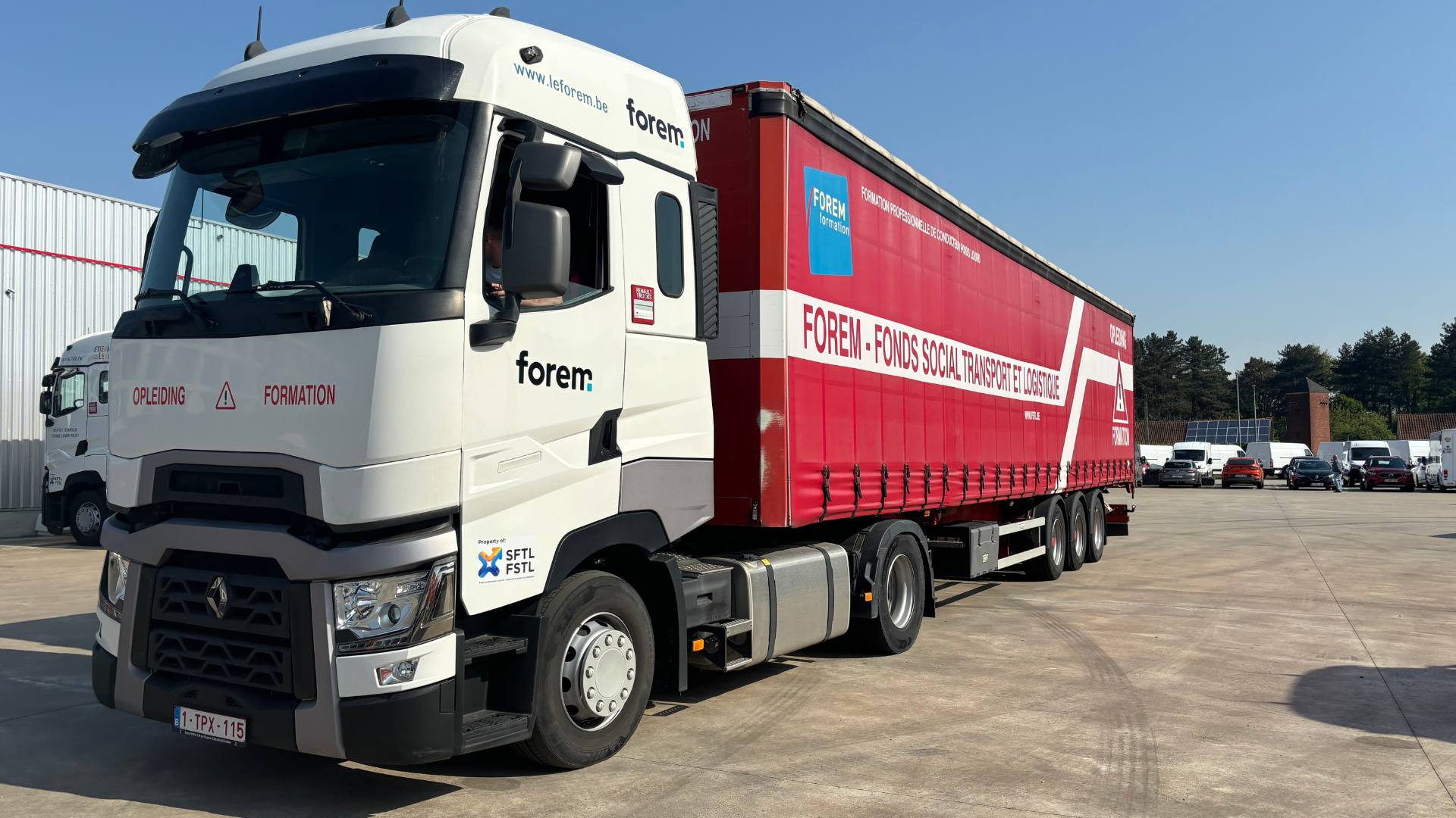 Sociaal Fonds versterkt zijn engagement voor de opleiding van vrachtwagenchauffeurs met de aankoop van 17 nieuwe Renault Trucks T.
