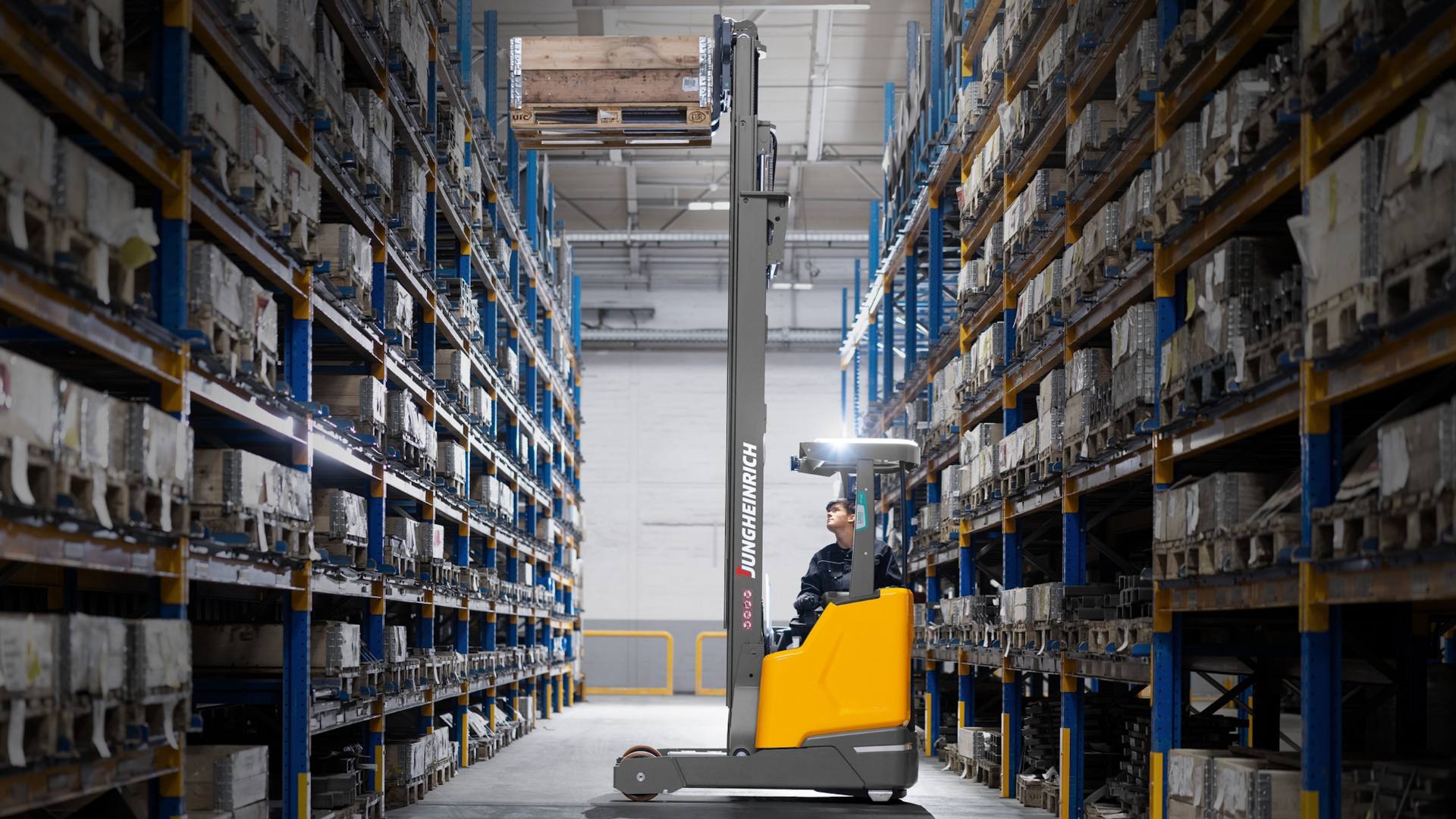Efficiëntie opnieuw gedefinieerd: Jungheinrich presenteert de nieuwe reachtruckserie ETV 2i