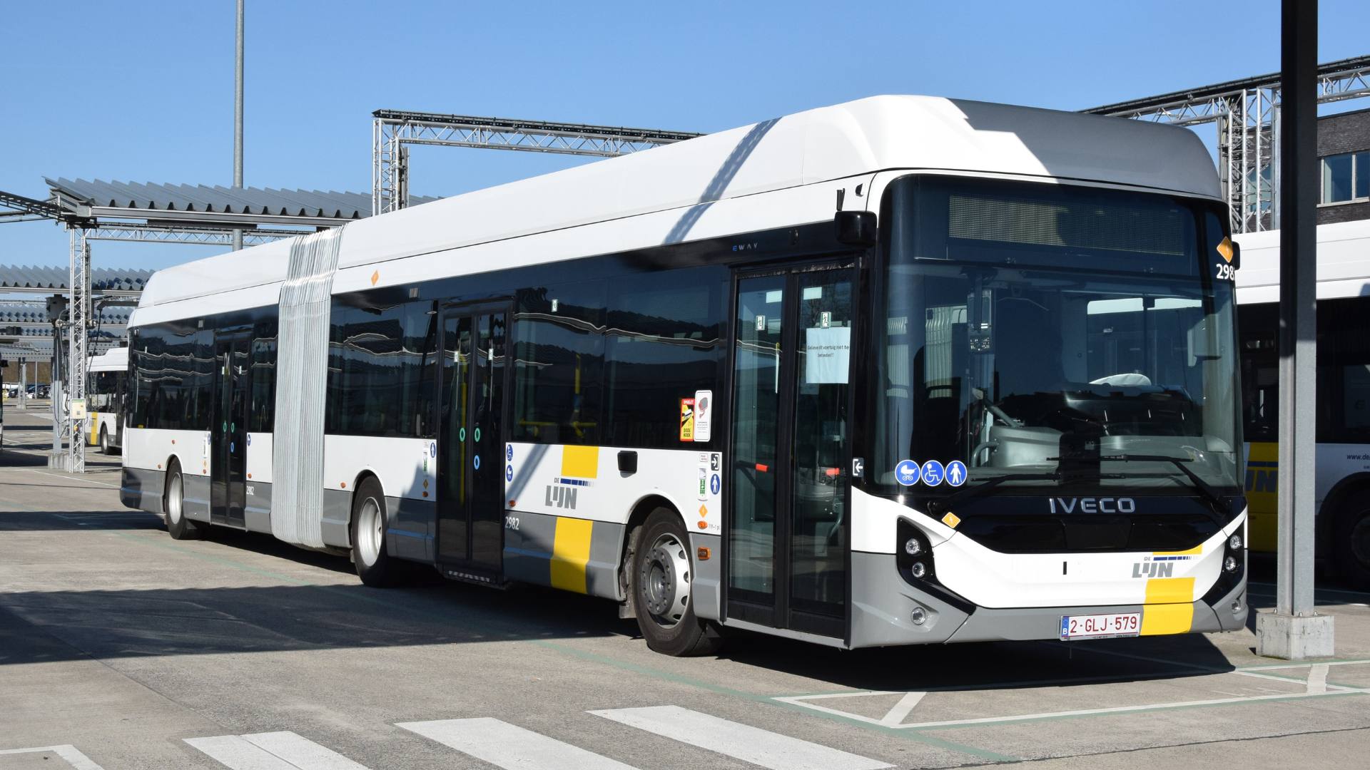De Lijn met en service les premiers bus articulés entièrement électriques à Louvain