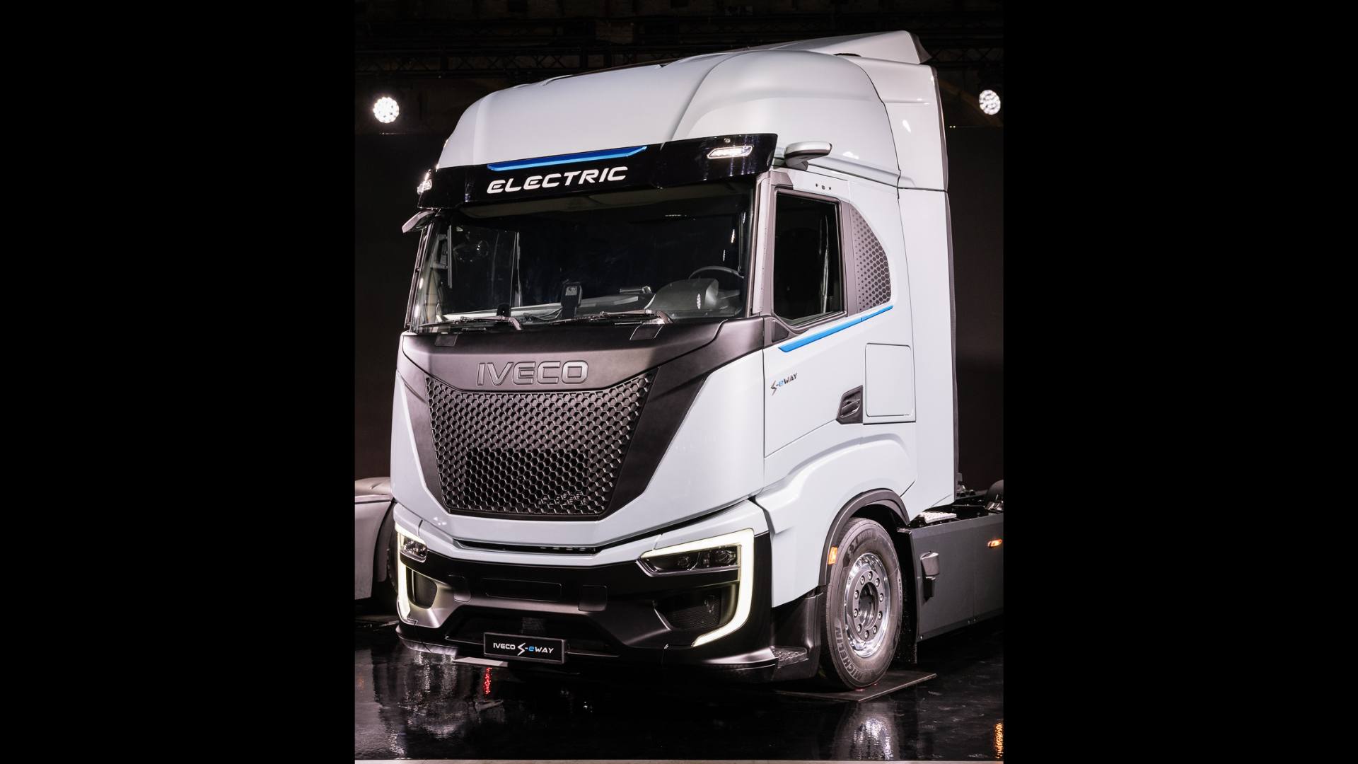 IVECO dévoile son nouveau tracteur S-eWay pour la mobilité électrique dans les missions longue distance et régionales