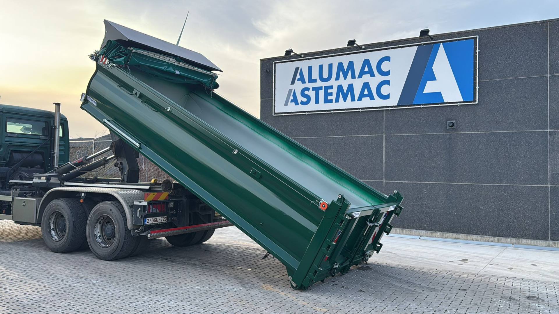ASTEMAC lanceert eigen ontwikkelde Hardox grondbak: tot 400 kg lichter en gebouwd voor een langere levensduur