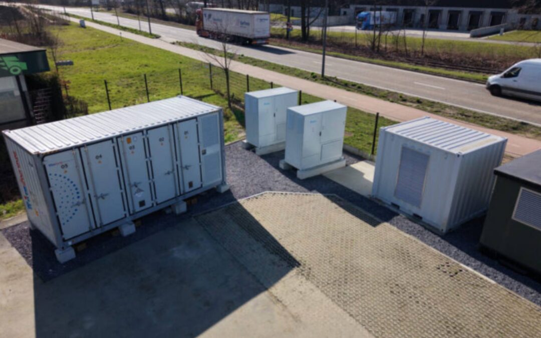 Hoe S’Jegers dankzij batterijopslag zijn e-trucks dag en nacht op zonne-energie oplaadt