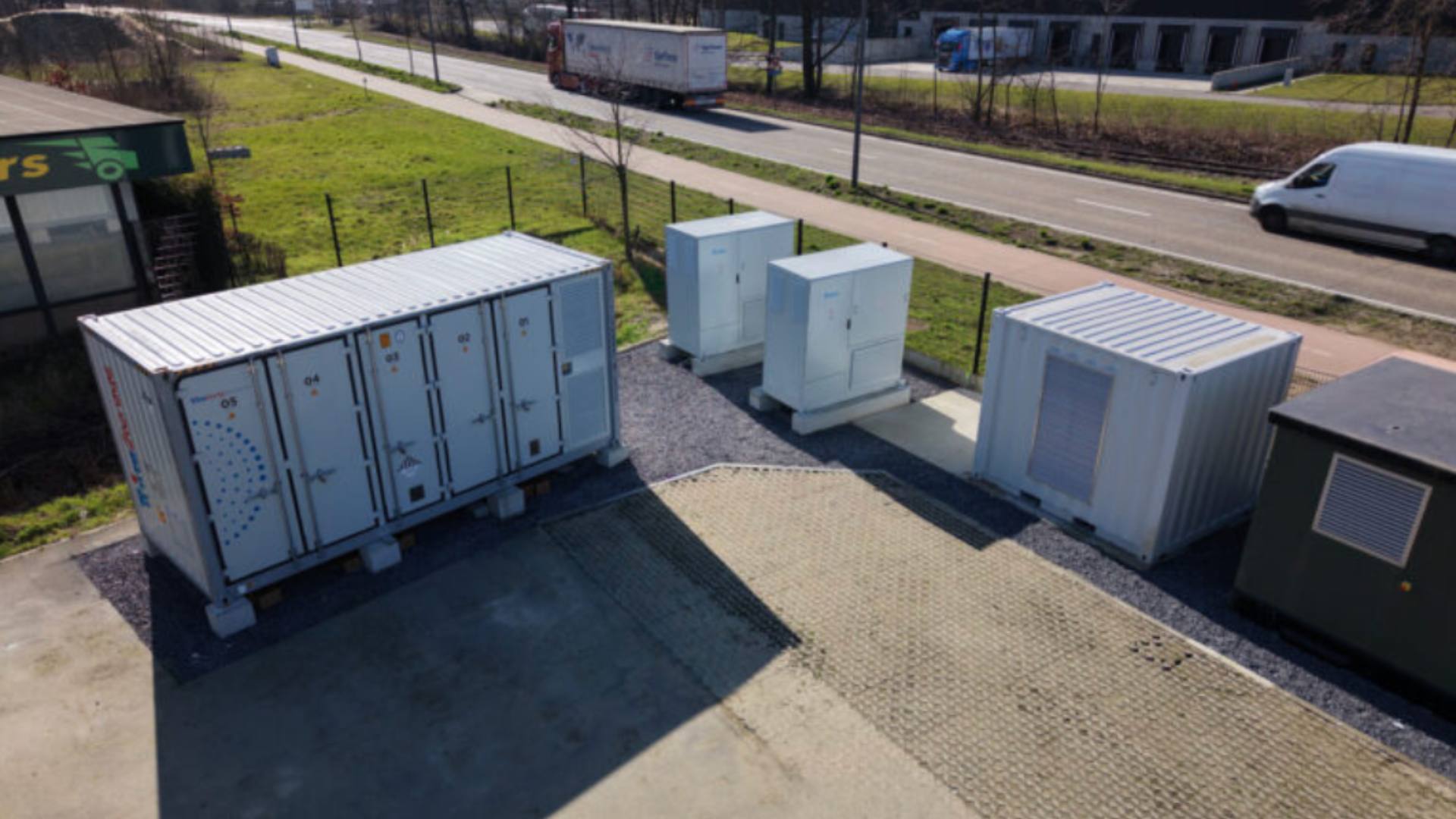 Hoe S’Jegers dankzij batterijopslag zijn e-trucks dag en nacht op zonne-energie oplaadt